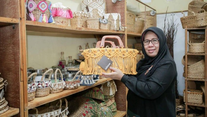 Eceng gondok kerap dianggap sebagai tanaman gulma yang dapat mengancam keberlanjutan ekosistem perairan. Tapi di tangan Wiwit Manfaati, eceng gondok berhasil disulap menjadi aneka kerajinan seperti tas dan hampers bernilai tinggi.