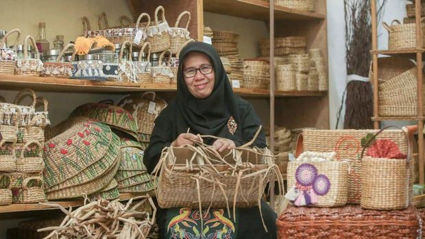 Eceng gondok kerap dianggap sebagai tanaman gulma yang dapat mengancam keberlanjutan ekosistem perairan. Tapi di tangan Wiwit Manfaati, eceng gondok berhasil disulap menjadi aneka kerajinan seperti tas dan hampers bernilai tinggi.