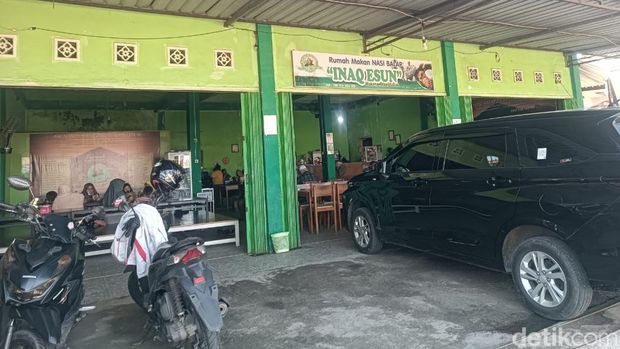 Nasi Balap Puyung Inaq Esun stall which is located in front of the Puyung Village Square, Jonggat District, Central Lombok. (Edi Suryansyah/detikBali)