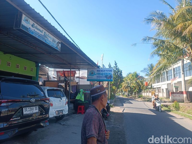 Nasi Balap Puyung Inaq Esun stall which is located in front of the Puyung Village Square, Jonggat District, Central Lombok. (Edi Suryansyah/detikBali)