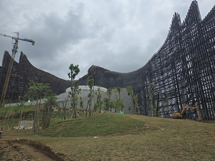 Wujud Bilah-bilah sayap garuda yang sudah rampung terpasang di kantor presiden di IKN Wujud Bilah-bilah sayap garuda yang sudah rampung terpasang di kantor presiden di IKN