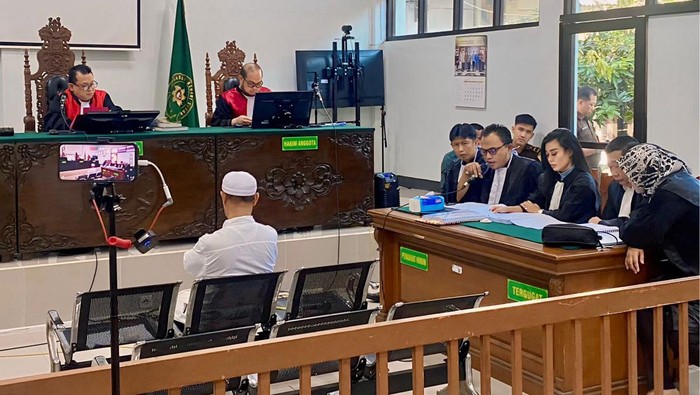 Yosep Hidayah, terdakwa kasus pembunuhan Tuti-Amel saat membacakan pembelaan di PN Subang.