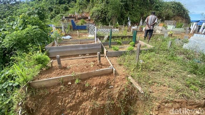 10 makam di Sorong roboh akibat longsor.