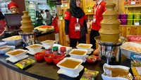 Pengunjung juga bisa menikmati lebih dari 1.000 produk dagang di kategori makanan yang ditampilkan di FHI 2024. Foto: detikFood