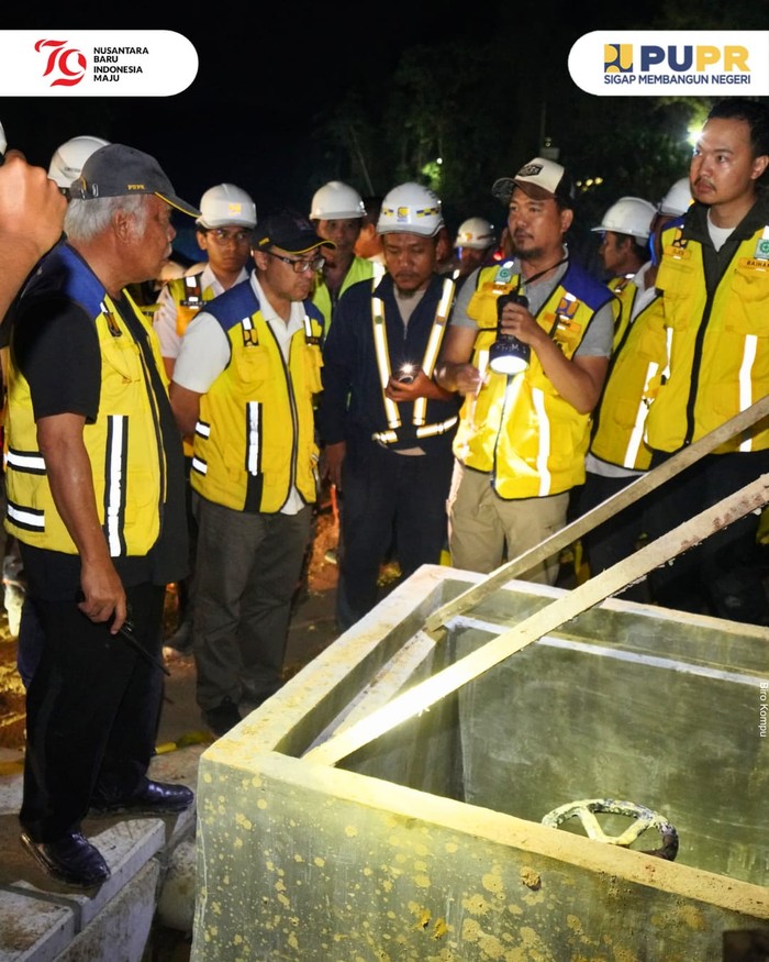 Air di IKN Sudah Mengalir dan Bisa Langsung Diminum, Ini Sumbernya Menteri PUPR Basuki Hadimuljono selaku Plt Kepala OIKN didampingi Wamen ATR/BPN selaku Wakil Kepala OIKN Raja Juli Antoni mengikuti langsung tes pengaliran air (running test ke-3) dari Instalasi Pengolahan Air Minum (IPA) Sepaku menuju reservoir induk IKN Nusantara yang berada di titik tertinggi. Running test ke-3 berlangsung sejak Sabtu hingga Senin dini hari (20/7/2024 sd 22/7/2024).