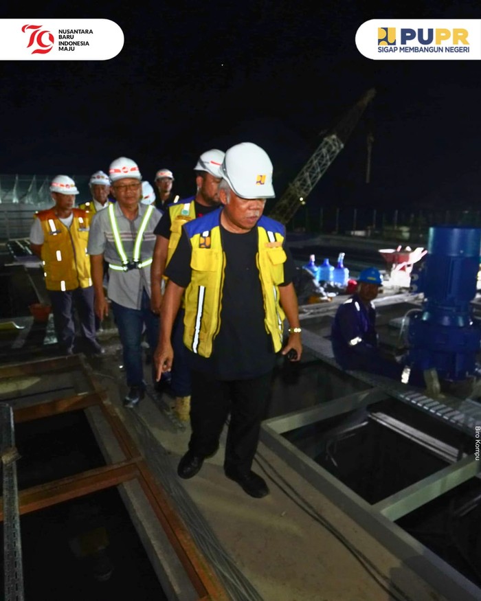 Air di IKN Sudah Mengalir dan Bisa Langsung Diminum, Ini Sumbernya Menteri PUPR Basuki Hadimuljono selaku Plt Kepala OIKN didampingi Wamen ATR/BPN selaku Wakil Kepala OIKN Raja Juli Antoni mengikuti langsung tes pengaliran air (running test ke-3) dari Instalasi Pengolahan Air Minum (IPA) Sepaku menuju reservoir induk IKN Nusantara yang berada di titik tertinggi. Running test ke-3 berlangsung sejak Sabtu hingga Senin dini hari (20/7/2024 sd 22/7/2024).