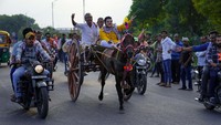 Tampak warga antusias menyemangati peserta lomba.