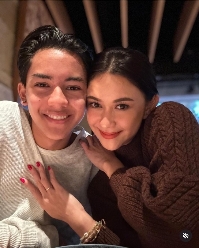 Anak Nana Mirdad, Jason Deandra White menempuh pendidikan di The University of Western Australia. Universitas tersebut berada di peringkat 77 terbaik di dunia. Foto: Instagram