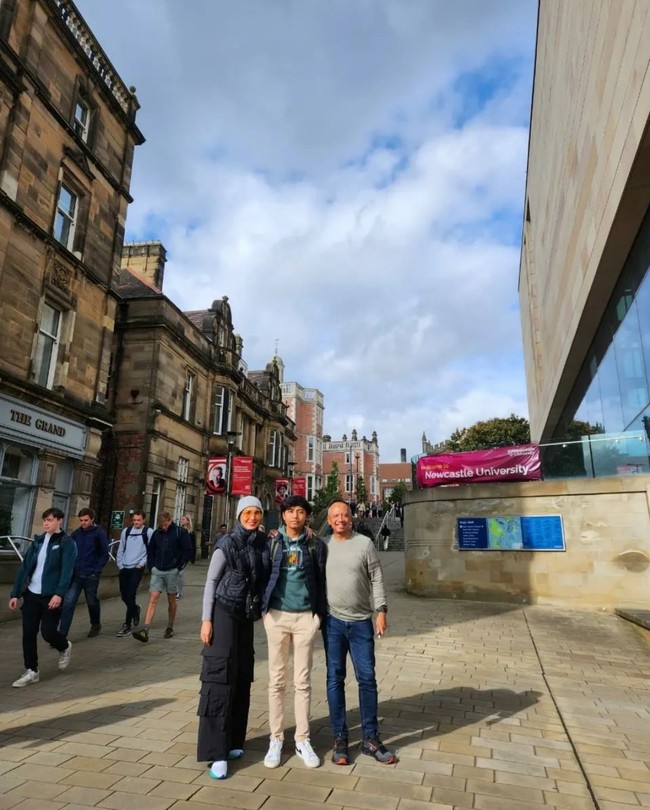 Dimas Aryo Baskoro merupakan putra kedua Arzeti Bilbina. Dimas kuliah di Inggris Newcastle University, yang masuk peringkat 129 universitas top di dunia. Foto: Instagram