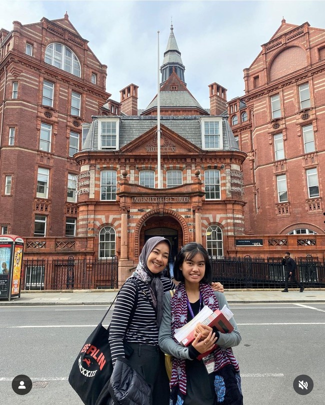 Namira Adjani, anak Alya Rohali melanjutkan studi untuk meraih gelar master di Univeristy College London. Namira terdaftar sebagai mahasiswi Fakultas Hukum di universitas peringkat 9 dunia tahun 2024 menurut QS World University Rankings. Foto: Instagram