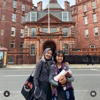 Namira Adjani, anak Alya Rohali melanjutkan studi untuk meraih gelar master di Univeristy College London. Namira terdaftar sebagai mahasiswi Fakultas Hukum di universitas peringkat 9 dunia tahun 2024 menurut QS World University Rankings. Foto: Instagram