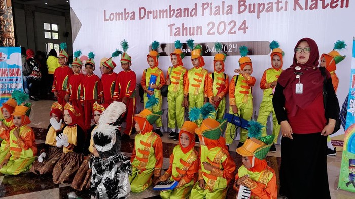 Anak SD-SMP ikut lomba drumband.