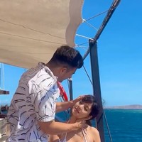 Momen lamaran ini menjadi perbincangan hangat, terlebih karena Tyler yang populer di kalangan netizen berkat profesinya sebagai chiropractor tampan. Pria keturunan Amerika-Tionghoa-Indonesia itu dikenal sebagai praktisi pengobatan alternatif yang fokus pada gangguan sistem saraf tulang belakang. Foto: Instagram/@aurelie