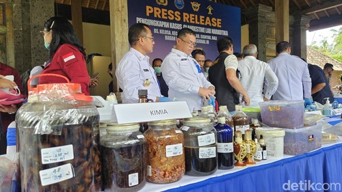 Badan Narkotika Nasional (BNN) menyita sejumlah barang bukti dari penggerebekan laboratorium narkoba rahasia (clandestine lab) di sebuah vila di Keliki Kawan, Kecamatan Payangan, Gianyar, Bali.