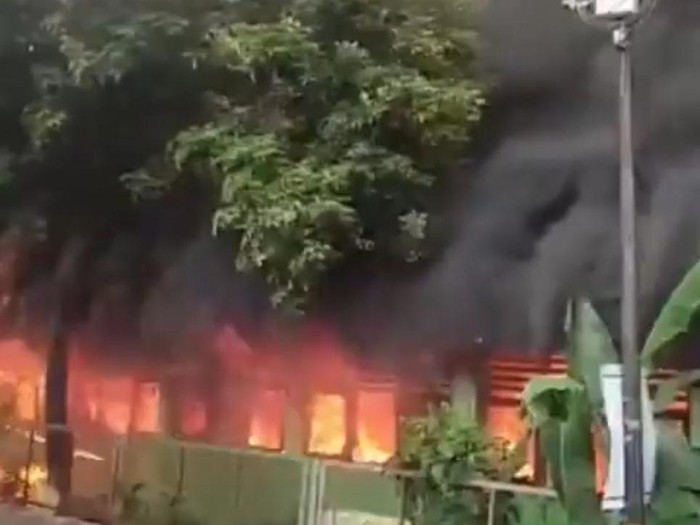 Bangunan kantin dan ruang kelas SD Negeri Pondok Bambu 01, Jakarta Timur, dilalap api (tangkapan layar)