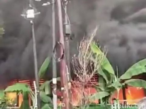 Bangunan kantin dan ruang kelas SD Negeri Pondok Bambu 01, Jakarta Timur, dilalap api (tangkapan layar)