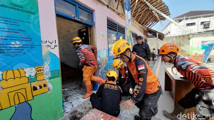 Bangunan sekolah di Tasik ambruk.