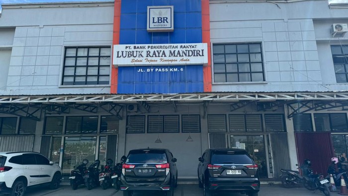 Bank Perekonomian Rakyat (BPR) Lubuk Raya Mandiri menjadi BPR ketiga belas yang tutup tahun ini.