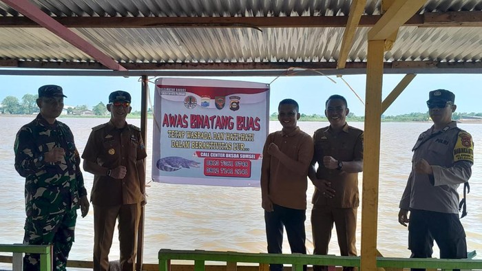 Kecamatan Gandus Palembang memasang banner waspada buaya di Sungai Musi. Pemasangan banner dilakukan setelah viralnya video penampakan buaya di sungai tersebut.