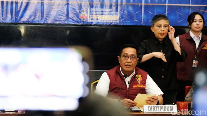 Bareskrim Bongkar Kasus TPPO, 50 WNI Dijadikan PSK di Australia Direktur Tindak Pidana Umum (Dirtipidum) Bareskrim Polri Brigjen Djuhandani Rahardjo Puro menjelaskan kasus TPPO dalam konferensi pers di Bareskrim Polri, Jakarta, Selasa (23/7/2024). Pengungkapan kasus ini merupakan bentuk kerja sama dengan Australian Federal Police (AFP). Operasi ini dinamakan 'Operation Mirani'.