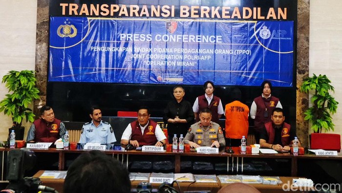 Direktur Tindak Pidana Umum (Dirtipidum) Bareskrim Polri Brigjen Djuhandani Rahardjo Puro menjelaskan kasus TPPO dalam konferensi pers di Bareskrim Polri, Jakarta, Selasa (23/7/2024). Pengungkapan kasus ini merupakan bentuk kerja sama dengan Australian Federal Police (AFP). Operasi ini dinamakan Operation Mirani.
