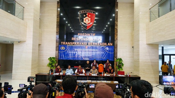 Bareskrim Bongkar Kasus TPPO, 50 WNI Dijadikan PSK di Australia Direktur Tindak Pidana Umum (Dirtipidum) Bareskrim Polri Brigjen Djuhandani Rahardjo Puro menjelaskan kasus TPPO dalam konferensi pers di Bareskrim Polri, Jakarta, Selasa (23/7/2024). Pengungkapan kasus ini merupakan bentuk kerja sama dengan Australian Federal Police (AFP). Operasi ini dinamakan 'Operation Mirani'.