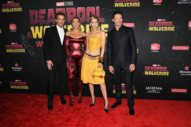 Keempatnya berpose bersama di red carpet dan tampak dekat satu sama lain. Foto: Getty Images