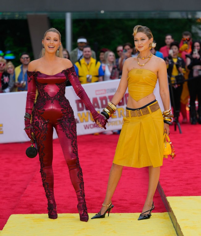 Pemutaran perdana ‘Deadpool & Wolverine’ digelar di New York City, AS, pada Senin (22/7/2024). Blake dan Gigi tampil memukau di red carpet dengan busana unik. Foto: Getty Images