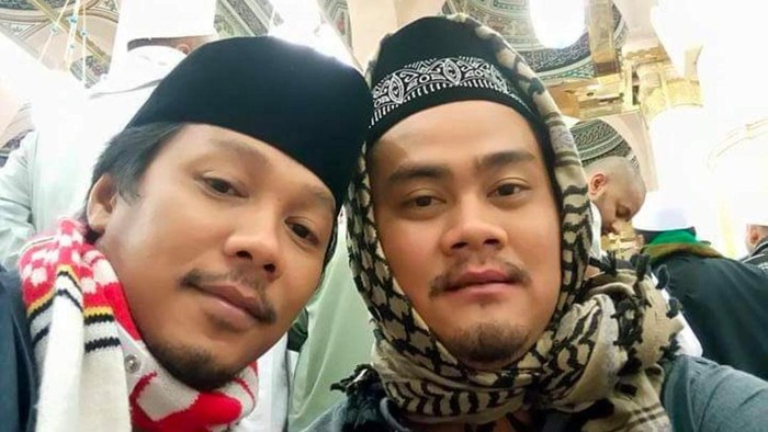 Bos aksesori, Asep Saepudin (kiri) tewas dibunuh oleh istri, anak, dan pacar anaknya di rumahnya kawasan Setu, Kabupaten Bekasi. Dalam foto berpose dengan adiknya, Yudi (kanan) (dok pribadi/Yudi)