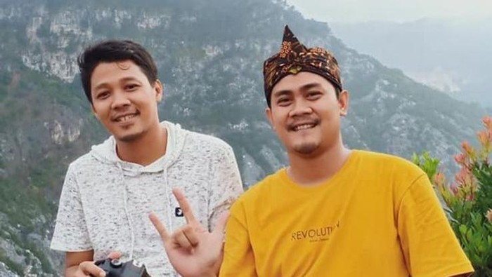 Bos aksesori, Asep Saepudin (kiri) tewas dibunuh oleh istri, anak, dan pacar anaknya di rumahnya kawasan Setu, Kabupaten Bekasi. Dalam foto berpose dengan adiknya, Yudi (kanan) (dok pribadi/Yudi)