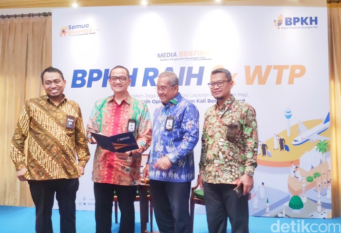 Kepala Badan Pelaksana BPKH Fadlul Imansyah (kedua dari kiri) saat dalam konferensi pers hasil Audit BPK dalam Laporan Keuangan Haji, Selasa (23/7/2024).
