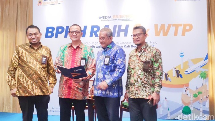 Kepala Badan Pelaksana BPKH Fadlul Imansyah (kedua dari kiri) saat dalam konferensi pers hasil Audit BPK dalam Laporan Keuangan Haji, Selasa (23/7/2024).