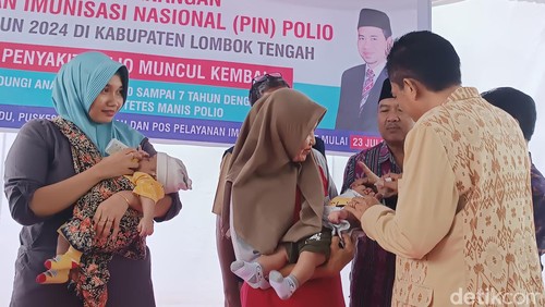 Bupati Lombok Tengah Lalu Pathul Bahri saat melauncing PIN Polio di Puskesmas Puyung, Kecamatan Jonggat, Senin (23/7/2024). (Edi Suryansyah/detikBali)