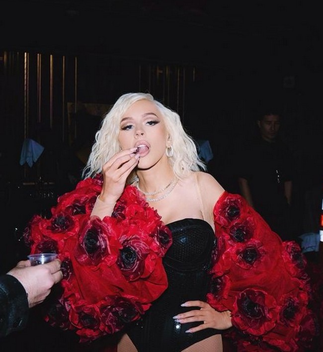 Obat ini sebenarnya digunakan untuk mengontrol diabetes tipe 2, namun belakangan ini banyak digunakan secara off-label untuk penurunan berat badan. Aguilera terus menunjukkan tubuh langsingnya dengan mengunggah foto-foto di media sosial, yang semakin memperkuat rumor tersebut. Foto: dok. Instagram @xtina