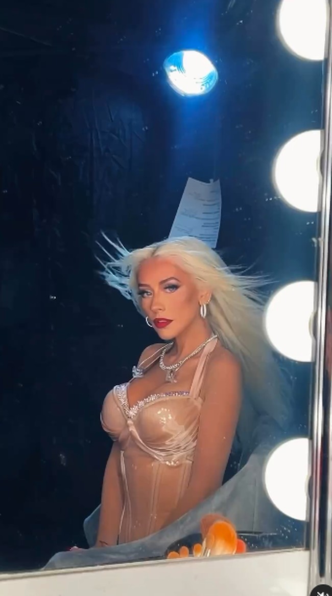 Christina Aguilera mencuri perhatian dengan tubuhnya yang semakin langsing. Sejak awal tahun ini, tubuh penyanyi 43 tahun itu menjadi sorotan karena mendadak langsing. Foto: dok. Instagram @xtina