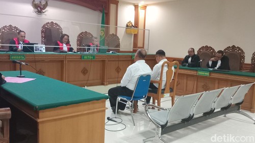 Dua koruptor LPD Adat Mundeh, Kecamatan Selemadeg, Tabanan, Bali, I Nyoman Murdana dan I Gede Sukariawan, bersidang di PN Tipikor Denpasar, Selasa (23/7/2024). (Aryo Mahendro/detikBali)