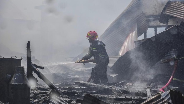 Kebakaran terjadi di Srinagar, Kashmir, India pada Senin (22/7/2024) kemarin. Peristiwa ini mengakibatkan 2 rumah rusak dan hangus terbakar.