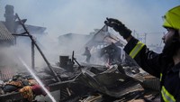Peristiwa ini mengakibatkan dua rumah tinggal rusak dan penyebab kebakaran tersebut belum diketahui.  