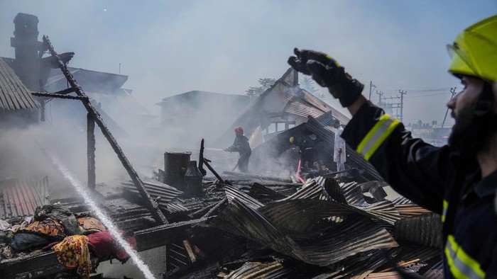 Kebakaran terjadi di Srinagar, Kashmir, India pada Senin (22/7/2024) kemarin. Peristiwa ini mengakibatkan 2 rumah rusak dan hangus terbakar.
