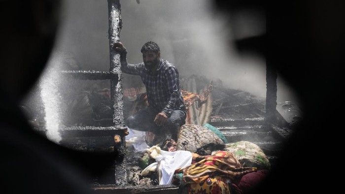 Kebakaran terjadi di Srinagar, Kashmir, India pada Senin (22/7/2024) kemarin. Peristiwa ini mengakibatkan 2 rumah rusak dan hangus terbakar.