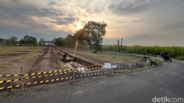 Ekskavasi candi Bhre Kahuripan di Mojokerto terkendala jalan aspal antardesa.
