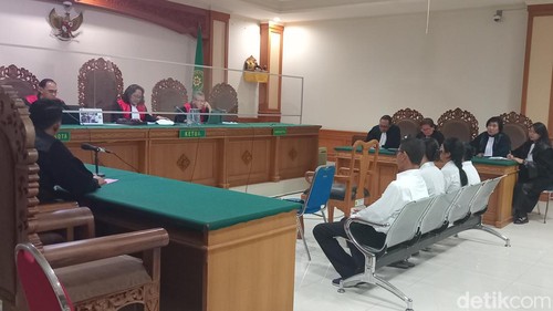 Empat koruptor PNPM Mandiri Perdesaan di Kecamatan Kediri, Tabanan, saat disidang di PN Tipikor Denpasar, Selasa (23/7/2024). (Aryo Mahendro/detikBali)