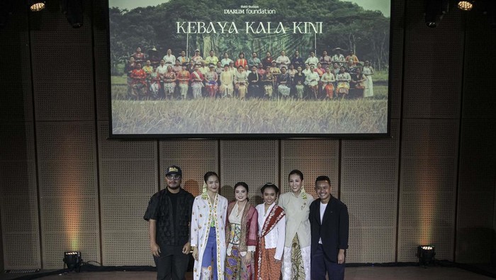Aktris Putri Marino berpose usai mengikuti konferensi pers jelang penayangan perdana film pendek Kebaya Kala Kini di Galeri Indonesia Kaya, Jakarta, Selasa (23/7/2024). Bakti Budaya Djarum Foundation merilis film pendek Kebaya Kala Kini yang menggambarkan kebaya sebagai bagian dari identitas perempuan Indonesia dan dapat disaksikan melalui YouTube Indonesia Kaya pada 24 Juli 2024 bertepatan dengan Hari Kebaya Nasional. ANTARA FOTO/Dhemas Reviyanto/rwa.