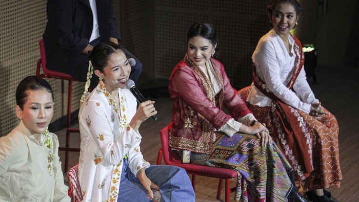 Aktris Putri Marino berpose usai mengikuti konferensi pers jelang penayangan perdana film pendek Kebaya Kala Kini di Galeri Indonesia Kaya, Jakarta, Selasa (23/7/2024). Bakti Budaya Djarum Foundation merilis film pendek Kebaya Kala Kini yang menggambarkan kebaya sebagai bagian dari identitas perempuan Indonesia dan dapat disaksikan melalui YouTube Indonesia Kaya pada 24 Juli 2024 bertepatan dengan Hari Kebaya Nasional. ANTARA FOTO/Dhemas Reviyanto/rwa.