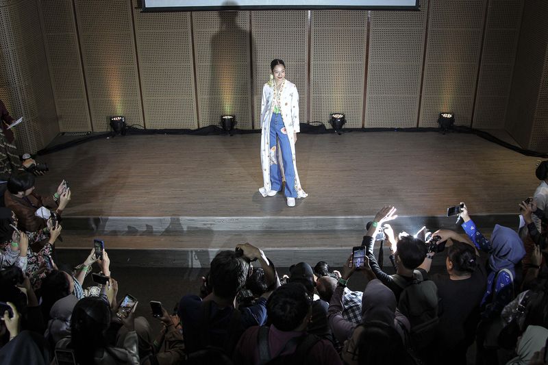 Aktris Putri Marino berpose usai mengikuti konferensi pers jelang penayangan perdana film pendek Kebaya Kala Kini di Galeri Indonesia Kaya, Jakarta, Selasa (23/7/2024). Bakti Budaya Djarum Foundation merilis film pendek Kebaya Kala Kini yang menggambarkan kebaya sebagai bagian dari identitas perempuan Indonesia dan dapat disaksikan melalui YouTube Indonesia Kaya pada 24 Juli 2024 bertepatan dengan Hari Kebaya Nasional. ANTARA FOTO/Dhemas Reviyanto/rwa.