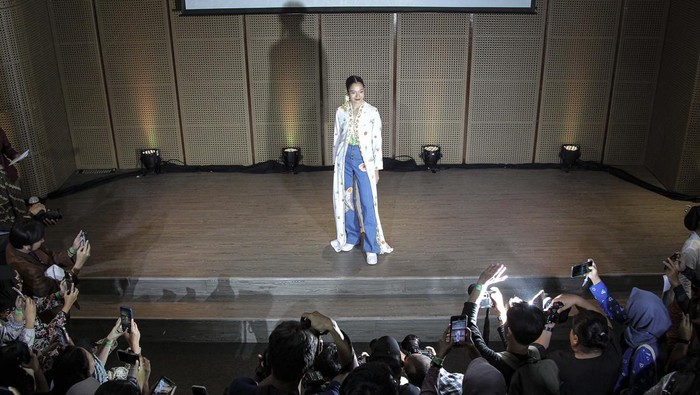Aktris Putri Marino berpose usai mengikuti konferensi pers jelang penayangan perdana film pendek Kebaya Kala Kini di Galeri Indonesia Kaya, Jakarta, Selasa (23/7/2024). Bakti Budaya Djarum Foundation merilis film pendek Kebaya Kala Kini yang menggambarkan kebaya sebagai bagian dari identitas perempuan Indonesia dan dapat disaksikan melalui YouTube Indonesia Kaya pada 24 Juli 2024 bertepatan dengan Hari Kebaya Nasional. ANTARA FOTO/Dhemas Reviyanto/rwa.