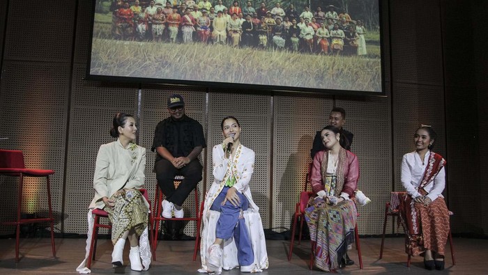 Aktris Putri Marino berpose usai mengikuti konferensi pers jelang penayangan perdana film pendek Kebaya Kala Kini di Galeri Indonesia Kaya, Jakarta, Selasa (23/7/2024). Bakti Budaya Djarum Foundation merilis film pendek Kebaya Kala Kini yang menggambarkan kebaya sebagai bagian dari identitas perempuan Indonesia dan dapat disaksikan melalui YouTube Indonesia Kaya pada 24 Juli 2024 bertepatan dengan Hari Kebaya Nasional. ANTARA FOTO/Dhemas Reviyanto/rwa.