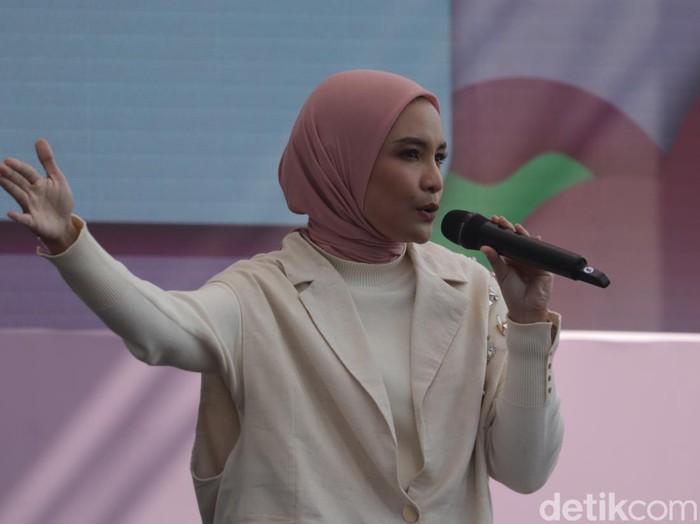 Foto Intan Nuraini saat menjadi juri di Emeron Hijab Hunt 2024 di Bandung.