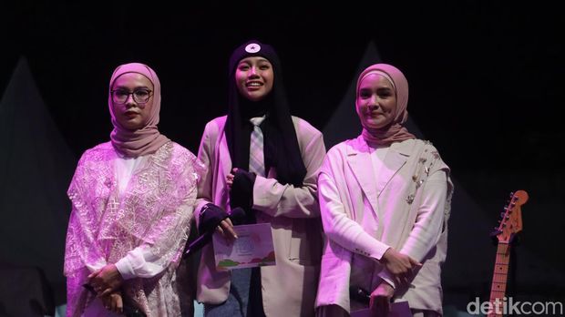 Foto para juri Emeron Hijab Hunt 2024, yaitu aktris cantik Intan Nuraini (kanan), Hijab Hunt Family 2017 Ayuenstar (tengah), dan juga Eny Muhidin Editor in Chief Wolipop (kiri).