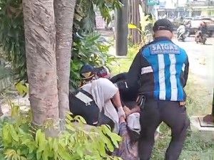 Wanita ODGJ Lempari Mobil-Pukul Ojol di Jalanan Bogor, Dinsos Evakuasi